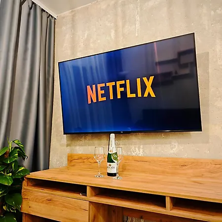 Axiom - Zenith Ii - Netflix, Hbo, Champagne Апартаменты Кошице